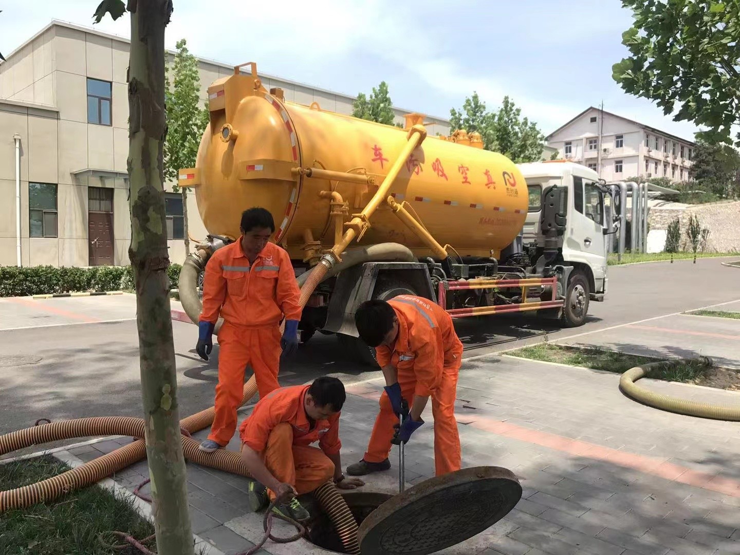 龙亭管道疏通车停在窨井附近