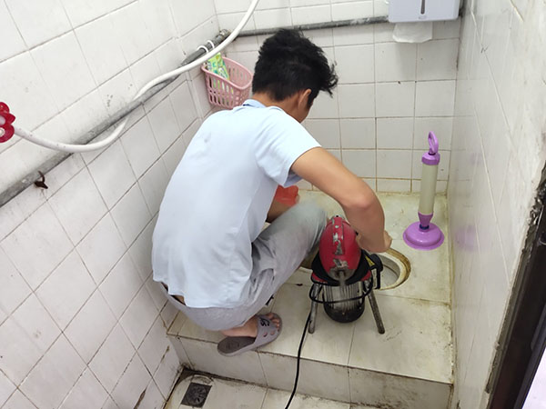 龙亭肥皂掉到马桶里把马桶堵住了怎么办？马桶堵住了怎么办