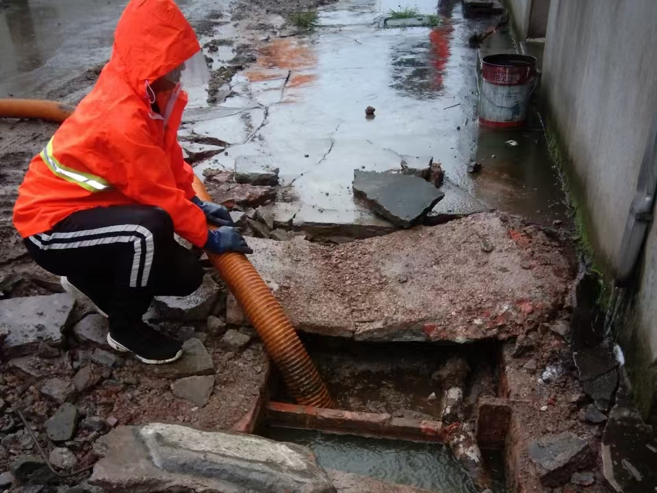 龙亭专业清理污水池 炜誉市政以规范流程守护城市 “肠道”