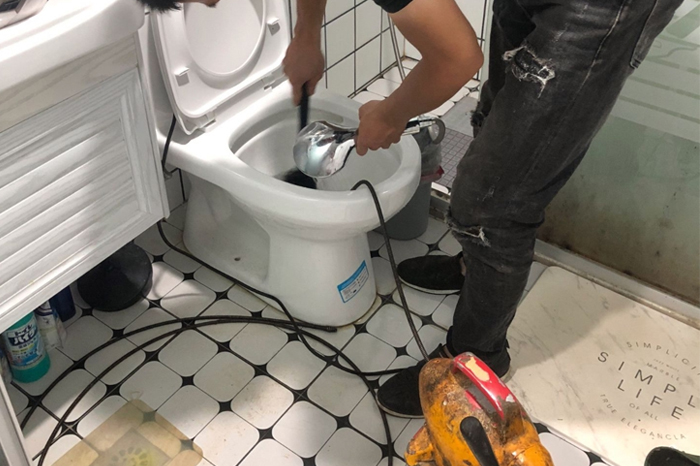 龙亭马桶堵塞自己疏通还是找师傅？专业上门服务让你省时更省心