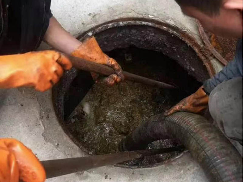 龙亭清理化粪池时如何避免沼气的危害？